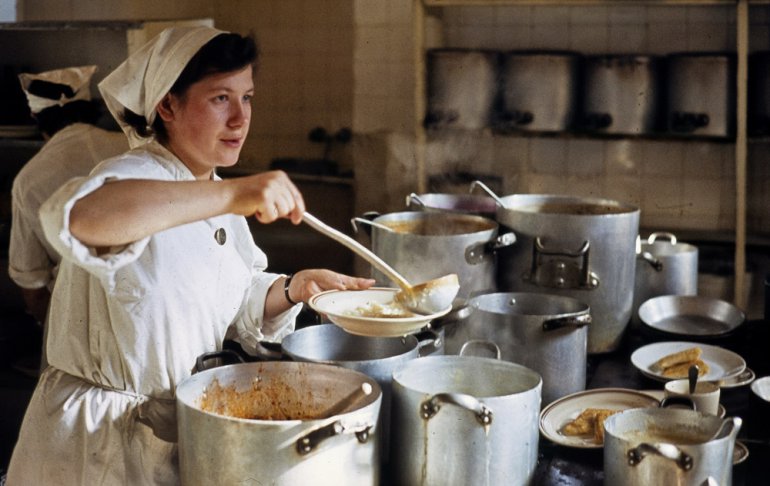 Кухня в молочном баре, 1970-е гг. Фото Томаш Сикора / Forum