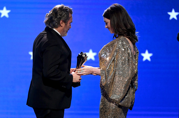 Anne+Hathaway+25th+Annual+Critics+Choice+Awards+AkG25SL_h1gl.jpg