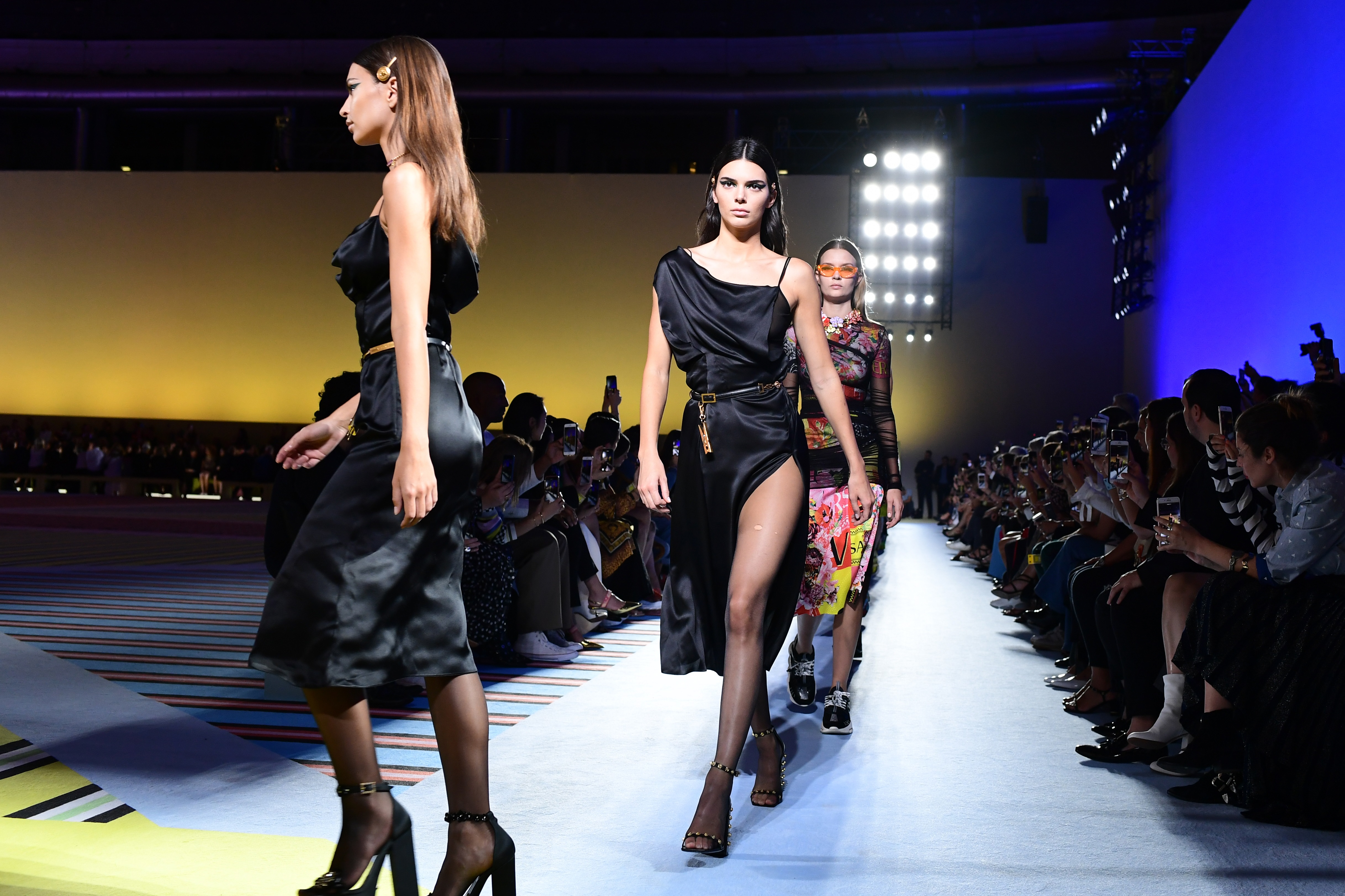 Ассоциация моды фонтейна занимается организацией модного показа. Кендалл Дженнер на подиуме. Кендалл Дженнер на показе Versace 2018. Кендалл Дженнер показ Версаче. Кендалл Дженнер на показе Versace.