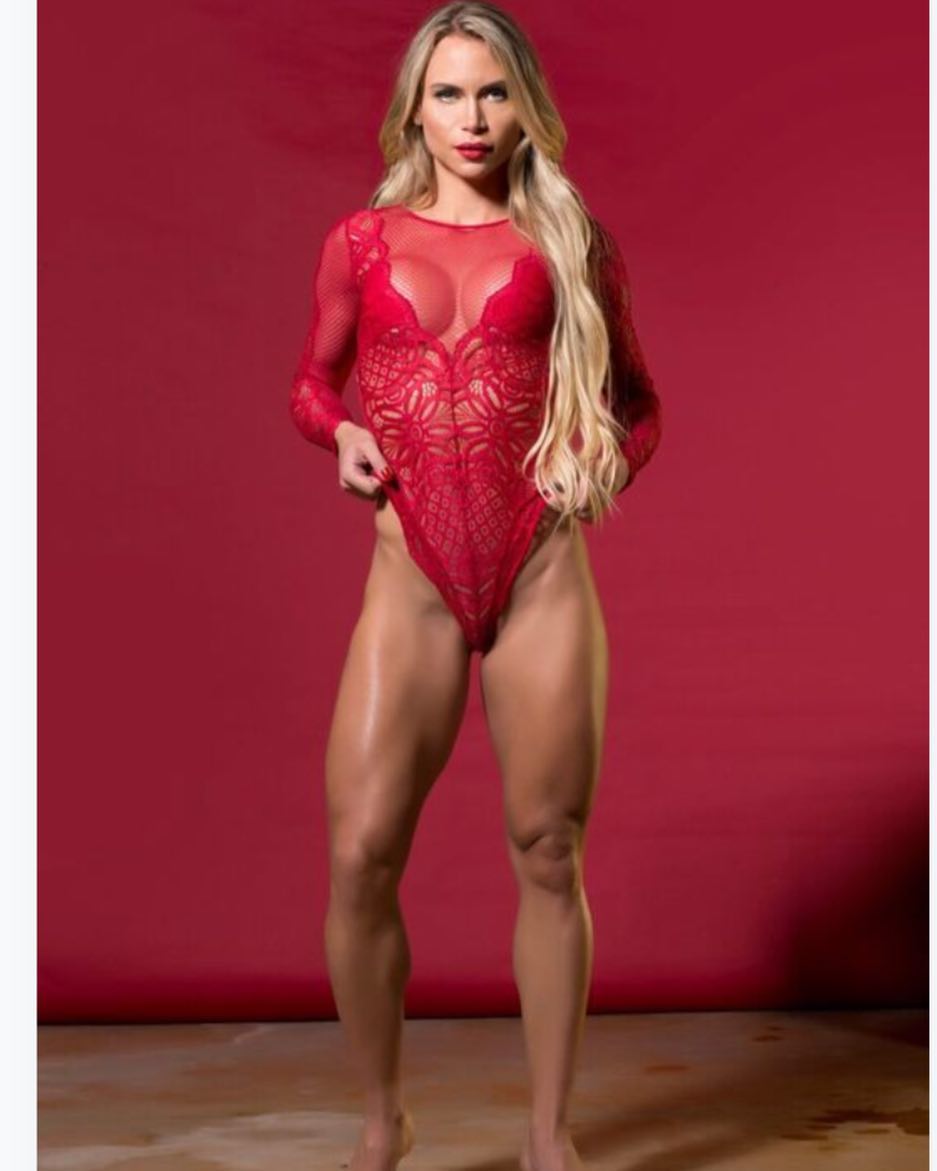 Amanda Richter posa pra foto mostrando lingerie, coroa, coxa, peito