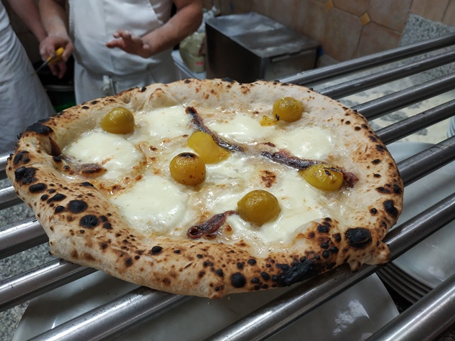 La-Gatta-Mangiona-Pizza-con-provola-affumicata-pomodori-gialli-e-acciughe.jpg