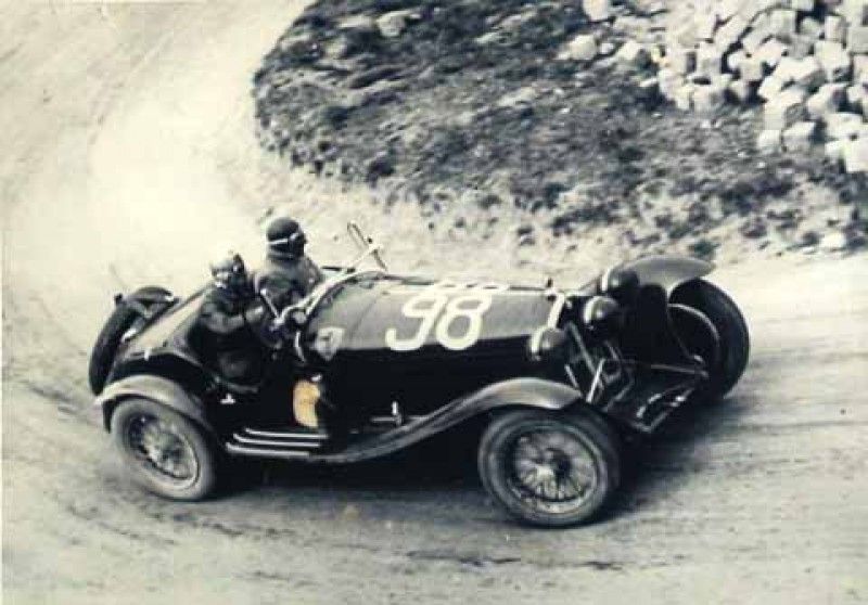 1933-04-09_Mille_Miglia_winner_Alfa_Romeo_8C_Nuvolari_e_Compagnoni.jpg