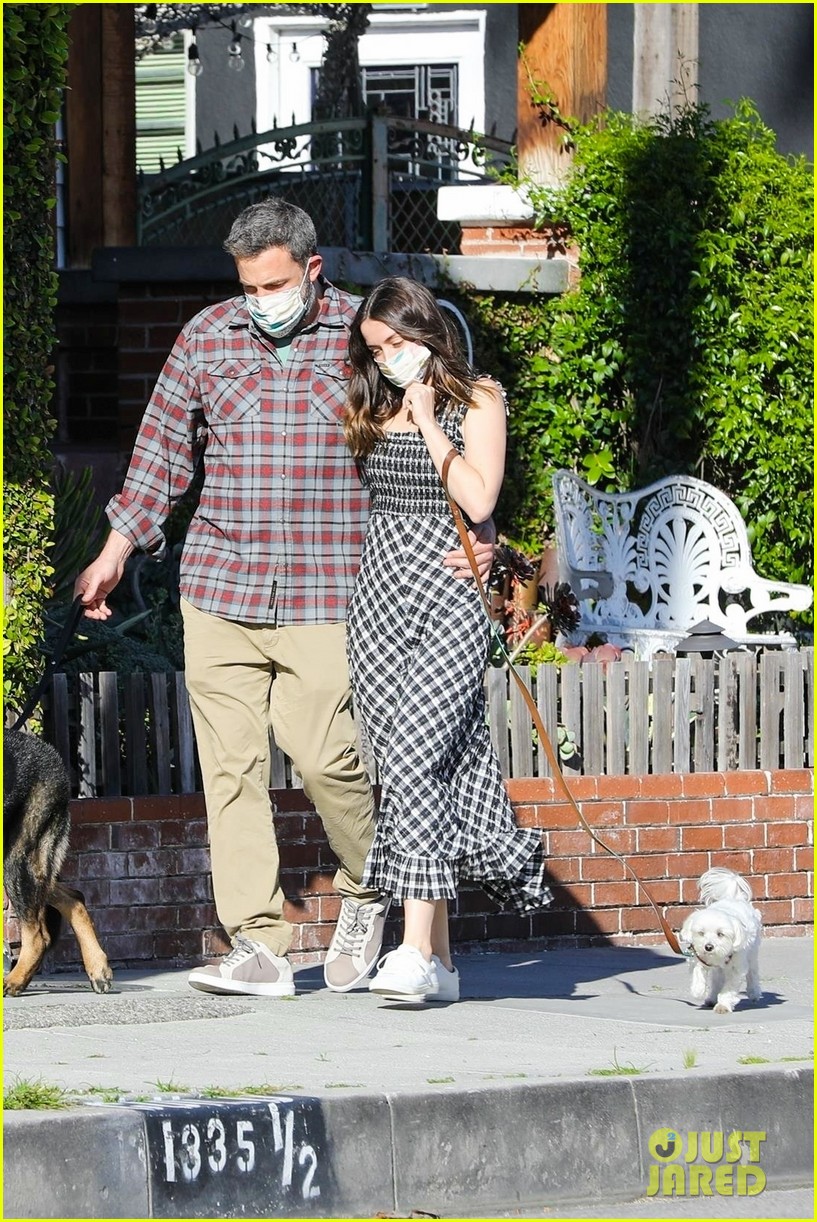 ben-affleck-ana-de-armas-sunset-stroll-09.jpg