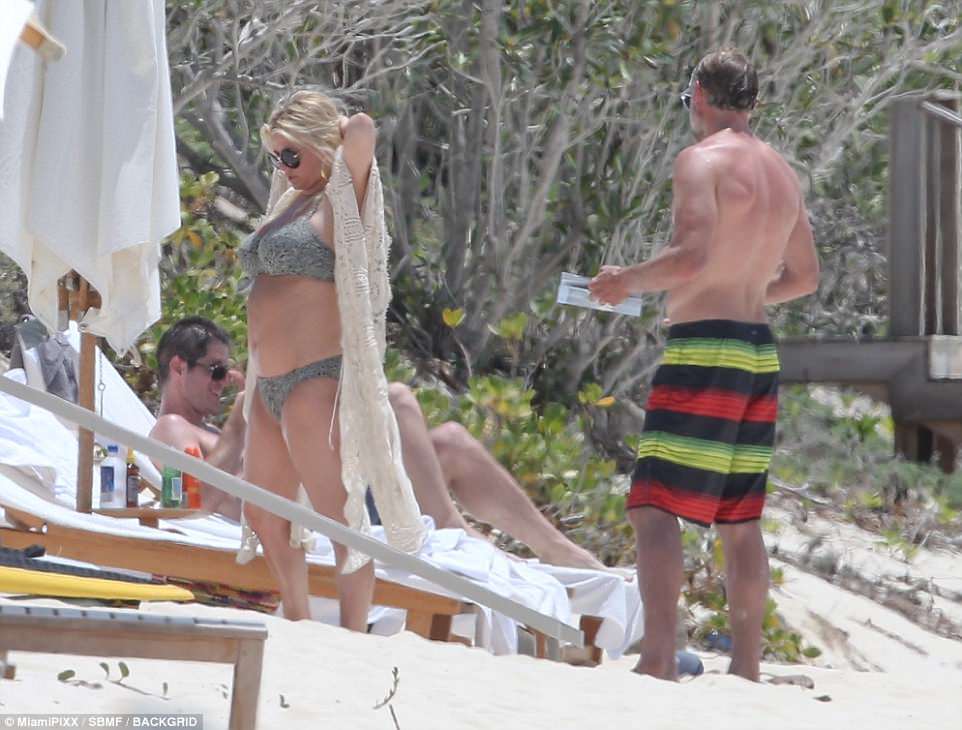 Jessica Simpson Bikini Pic 13.jpg