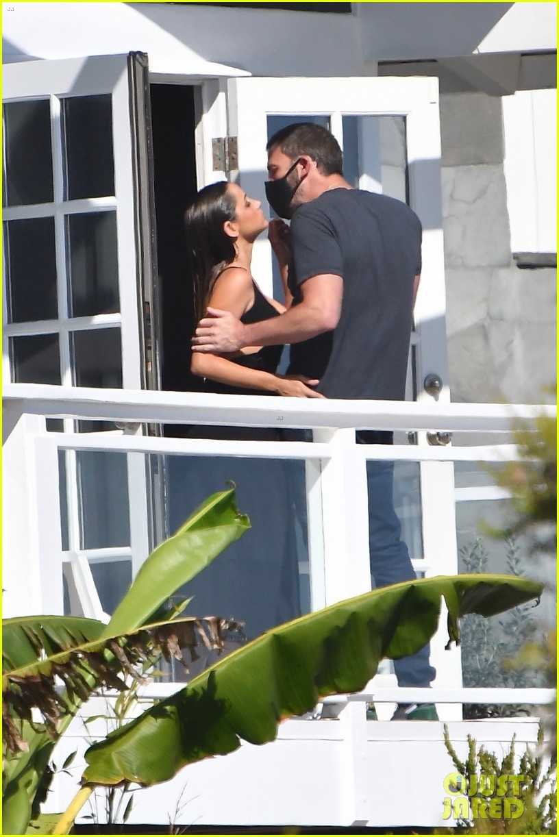 ana-de-armas-pulls-ben-afflecks-mask-down-to-kiss-him-14.jpg