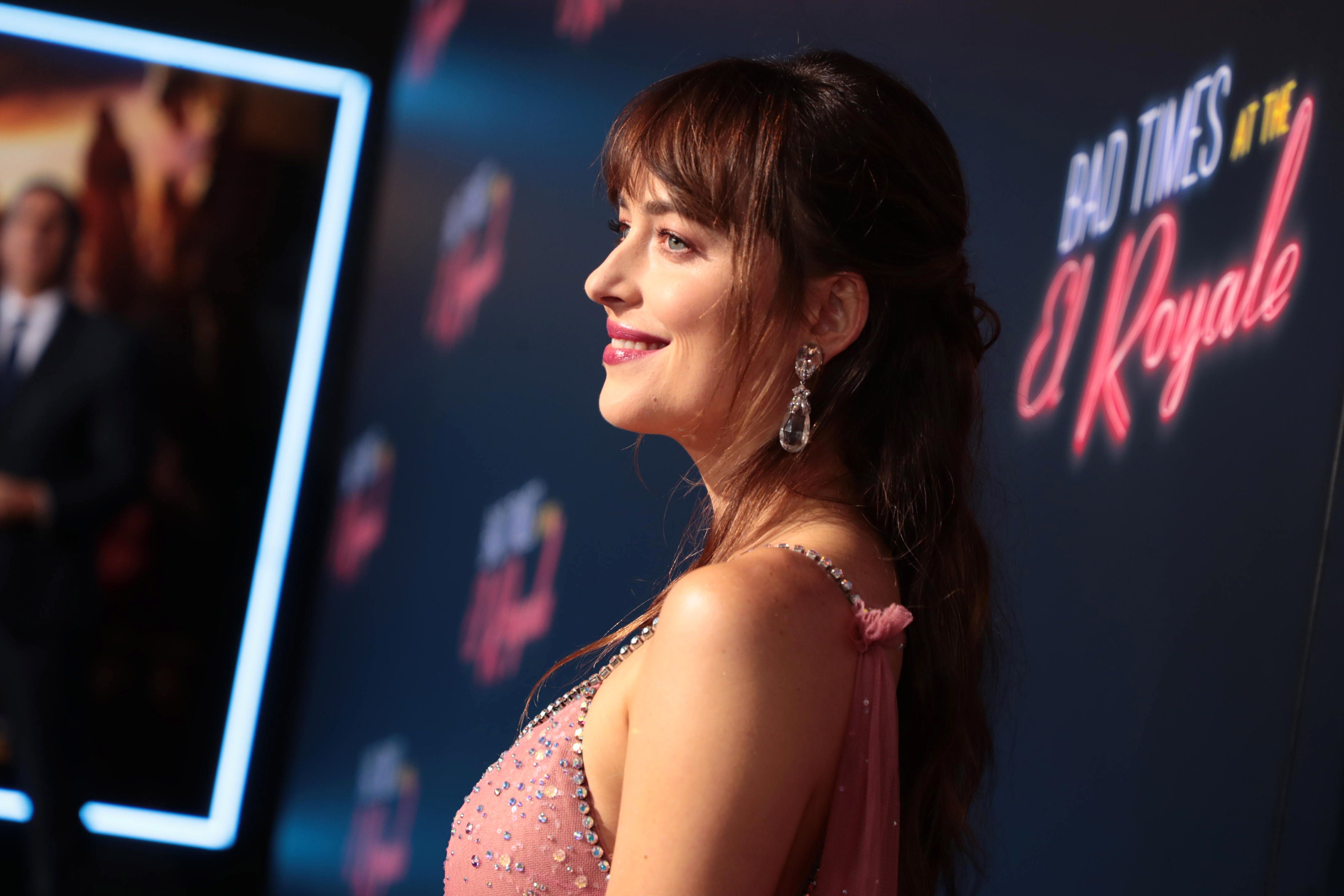 Dakota johnson 2024 news. Дакота Джонсон офис. Дакота Джонсон декольте. Дакота Джонсон отель Эль рояль. Дакота Джонсон премьера.