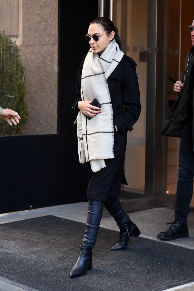 Gal-Gadot_-Lleaving-her-New-York-City-Hotel--12-662x993.jpg