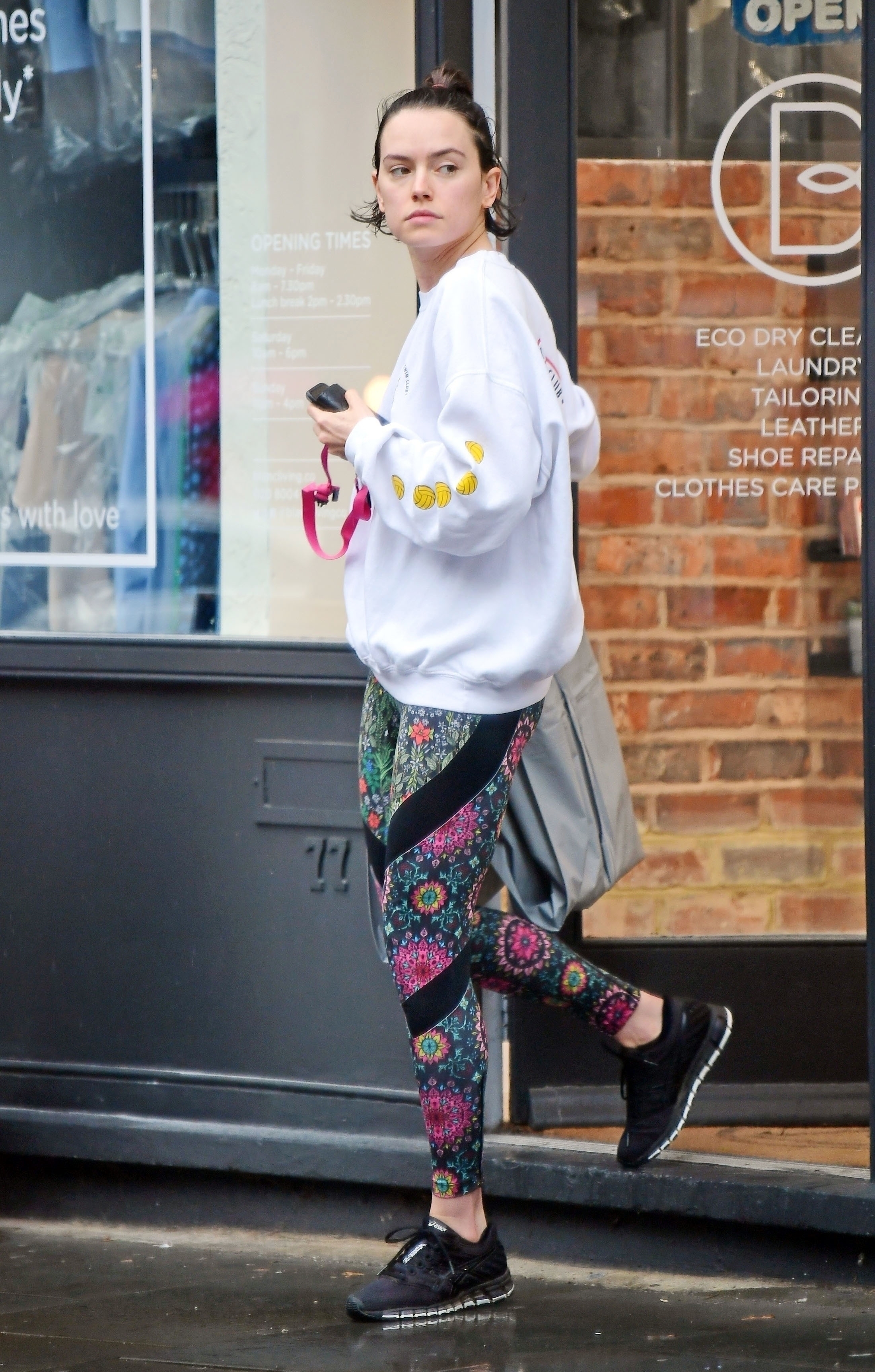 125287374_hqcelebcorner-6.jpg